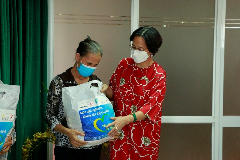 Tại buổi tiếp hận, đại diện Hội LHPN Hà Nội và các đơn vị đồng hành đã cùng trao quà tới đại diện 5 phụ nữ khó khăn
