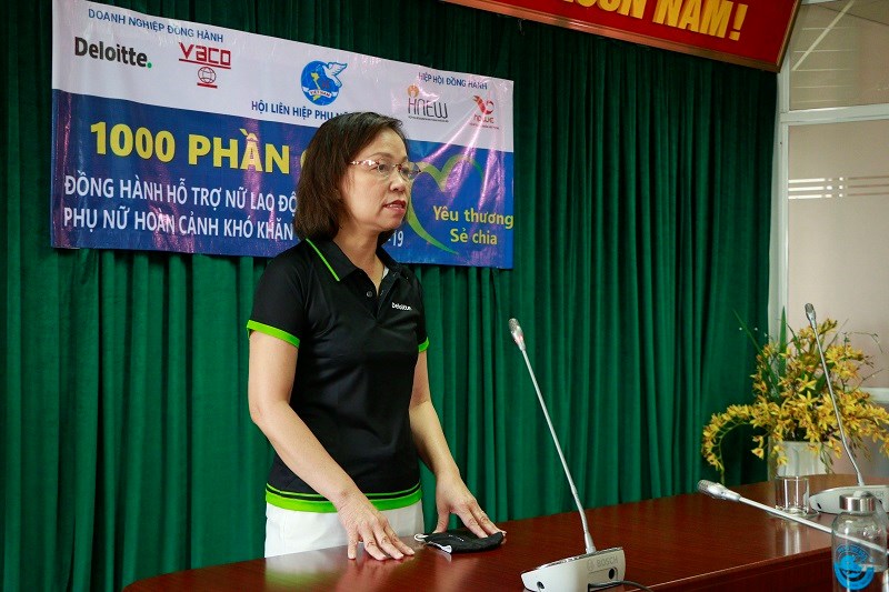 Bà Hà Thu Thanh, Chủ tịch Hội đồng thành viên Công ty Tư vấn và Kiểm toán Deloitte Việt Nam mong rằng những suất quà sẽ góp phần giúp các phụ nữ khó khăn vững tin  vượt qua dịch Covid-19