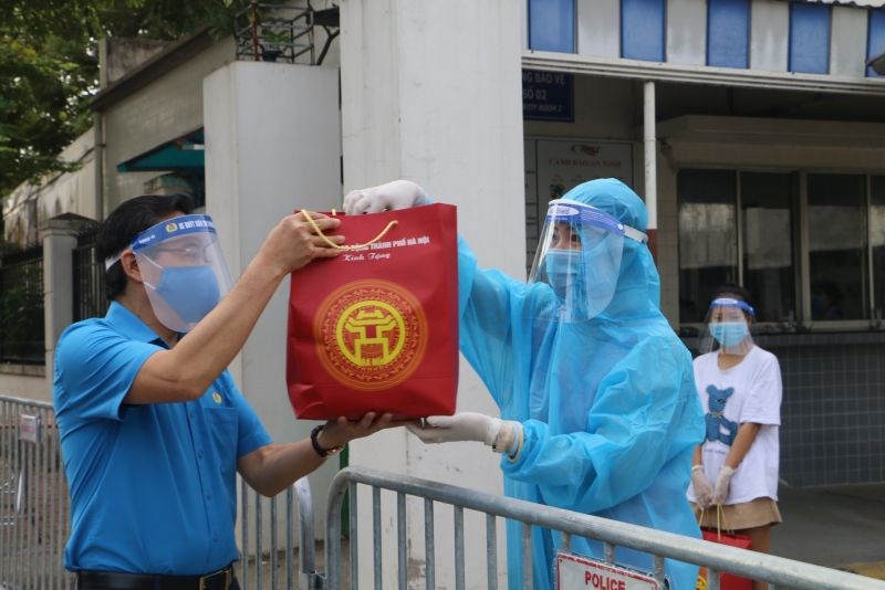 Phó Chủ tịch LĐLĐ Thành phố Nguyễn Chính Hữu đã trao 430 suất quà cho đoàn viên, người lao động đang trong thời gian cách ly vì dịch Covid-19 tại công ty TNHH Thời trang Star, huyện Chương Mỹ