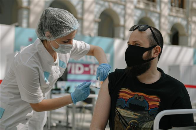 Nhân viên y tế tiêm vaccine ngừa COVID-19 cho người dân tại Moskva, Nga, ngày 4/8/2021.