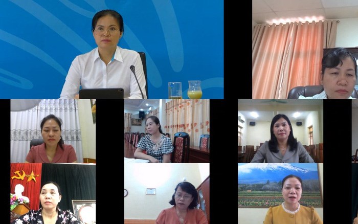 Chủ tịch Hội LHPN Việt Nam Hà Thị Nga (ảnh trên, bên trái) trao đổi với lãnh đạo Hội LHPN các tỉnh trung du, miền núi phía Bắc và Tây Bắc trong cuộc làm việc trực tuyến (ảnh chụp qua màn hình).