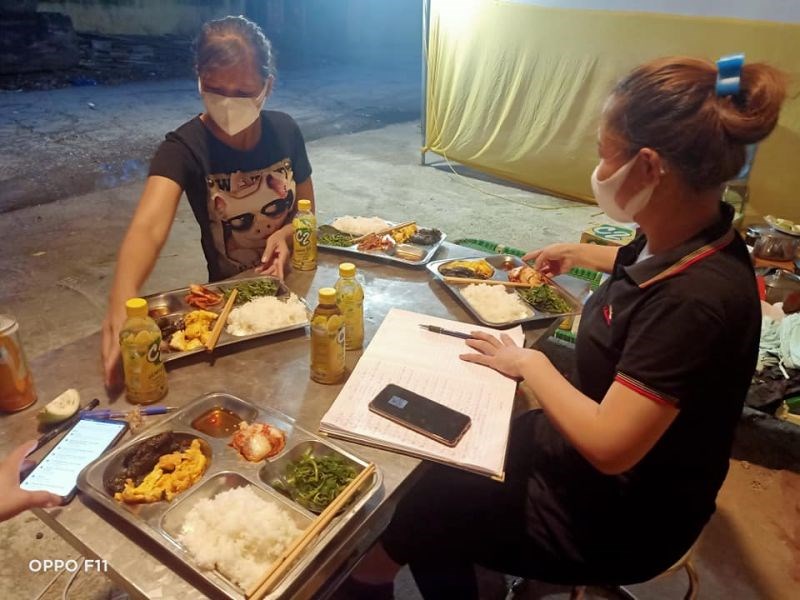 Cán bộ, hội viên Hội LHPN xã Thuỵ Hương nấu cơm cho đội ngũ trực chống dịch