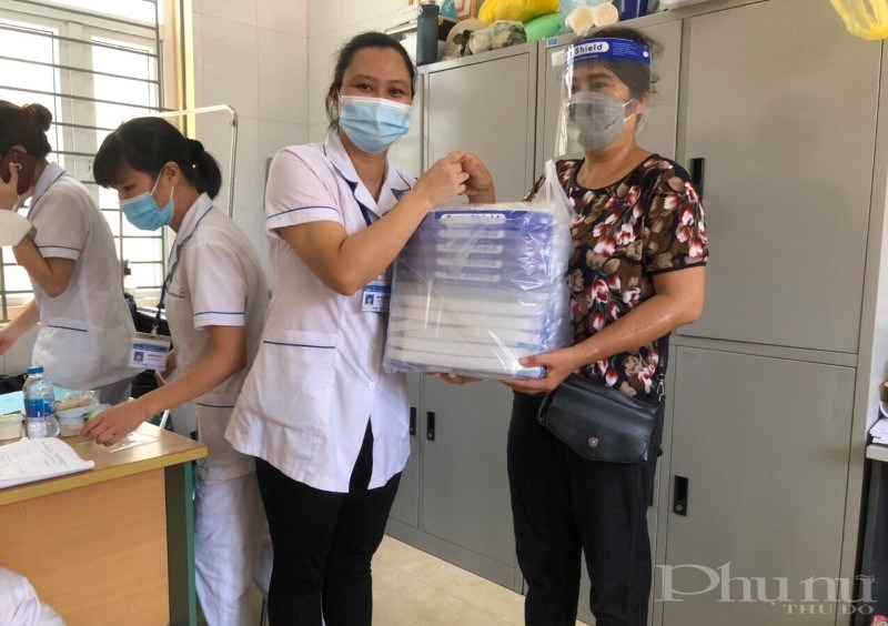 Hội viên phụ nữ quận Hoàng Mai tặng suất ăn cho các y bác sĩ làm công tác tiêm chủng vắc-xin ngừa Covid-19 trên địa bàn.