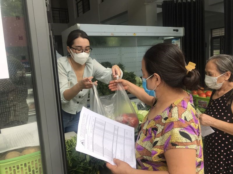Người dân mua thực phẩm tại điểm bán hàng trong Nhà văn hoá phường Nhật Tân