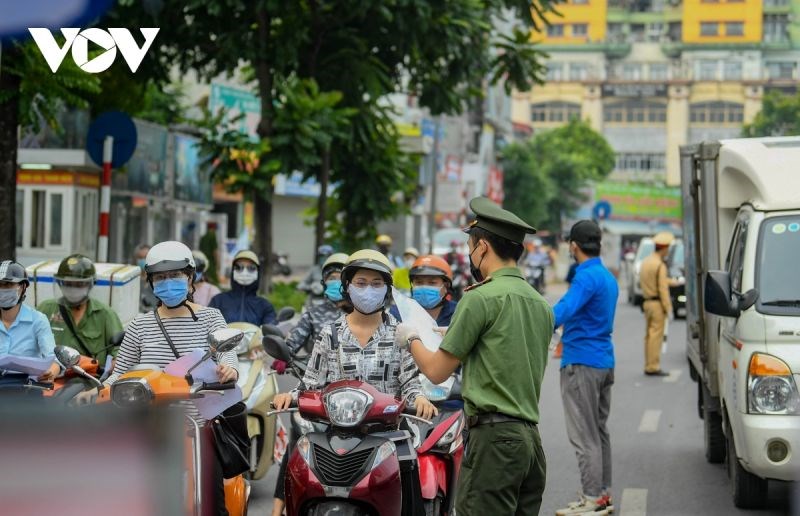 Chiều tối 8/8, UBND TP Hà Nội phát đi văn bản về việc siết chặt việc cấp và sử dụng Giấy đi đường trong thời gian giãn cách xã hội theo Công điện số 18/CĐ-UBND ngày 06/8/2021 của Chủ tịch UBND Thành phố.