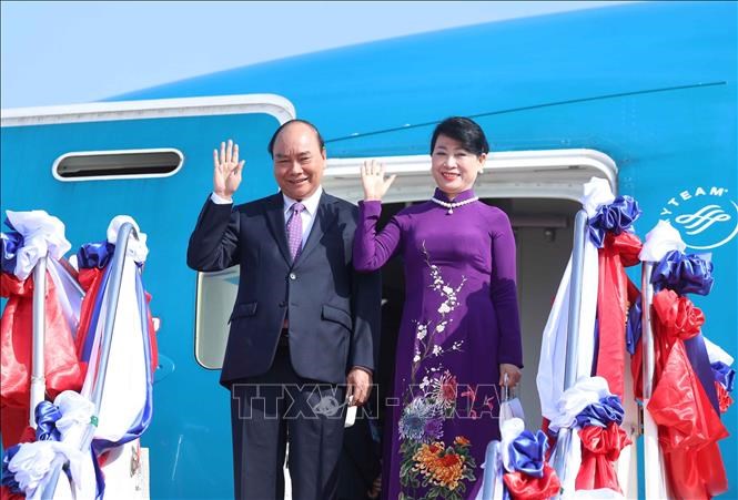 Chủ tịch nước Nguyễn Xuân Phúc và Phu nhân tại Sân bay quốc tế Wattay, Thủ đô Vientiane. Ảnh: Thống Nhất/TTXVN