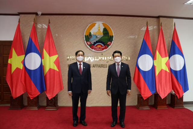 Bộ trưởng Bộ Ngoại giao Bùi Thanh Sơn và Bộ trưởng Bộ Ngoại giao Lào Saleumsay Kommasith - Ảnh: BNG