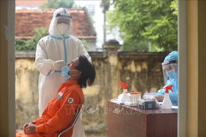 Nhân viên y tế huyện Thanh Trì lấy mẫu xét nghiệm COVID-19 cho người dân xã Ngọc Hồi (ảnh chụp ngày 10/8/2021).
