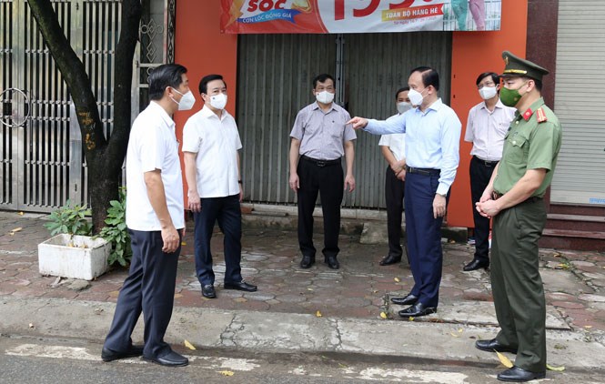Đoàn công tác kiểm tra khu vực đang bị phong tỏa tại đường Trần Phú (thị trấn Thường Tín).