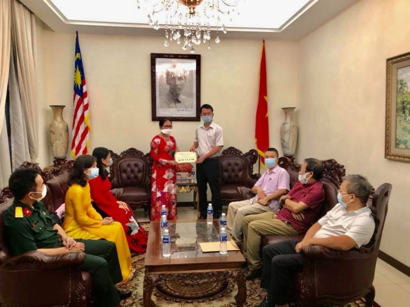 Chị Trần Thị Chang và đại diện Hội Phụ nữ Việt Nam tại Malaysia ủng hộ Quỹ Vắc-xin phòng, chống Covid-19 tại Việt Nam thông qua Đại sứ quán Việt Nam tại Malaysia
