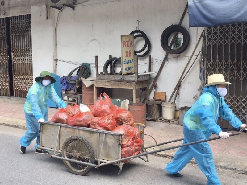 Ảnh: Không quản nắng mưa, cán bộ, hội viên phụ nữ thị trấn Phùng đều kéo những chiếc xe cải tiến chất đầy hàng hóa để giao đến từng nhà