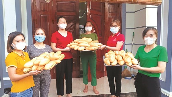 Những chiếc bánh mỳ thơm ngon,chứa đựng tình cảm của cán bộ, hội viên phụ nữ thôn An Sơn 1,xã Thượng Mỗ
