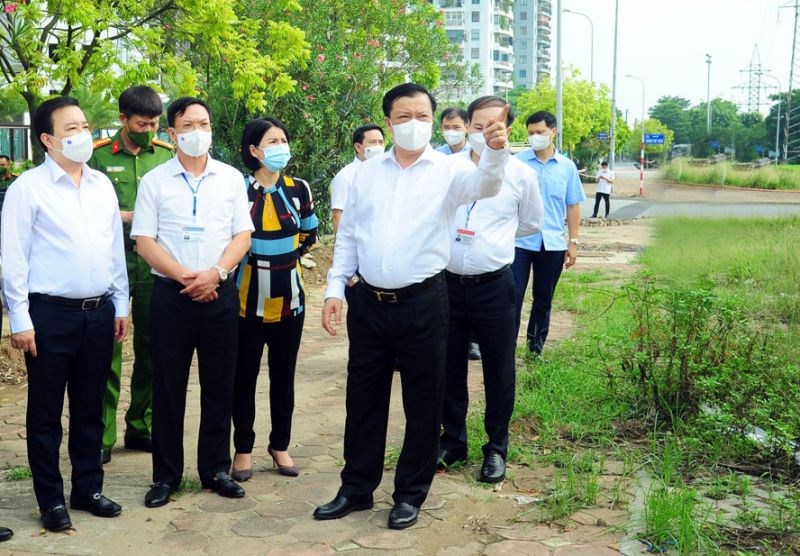 Bí thư Thành ủy Hà Nội Đinh Tiến Dũng kiểm tra công tác chuẩn bị cho các khu cách ly tập trung tại quận Long Biên.