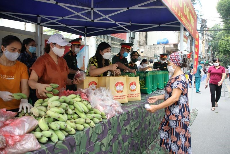 “Chợ 0 đồng” là chương trình phối hợp giữa Ban Thường trực Ủy ban MTTQ Việt Nam Thành phố với Bộ Tư lệnh Thủ đô.