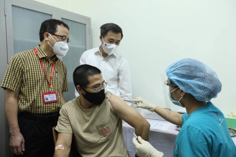 GS.TS Tạ Thành Văn và GS.TS Trần Văn Thuấn chứng kiến mũi tiêm thử nghiệm cho tình nguyện viên đầu tiên. Ảnh: Nguyễn Quyết