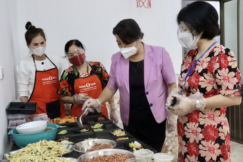 Đồng chí Nguyễn Thị Thu Thủy đến thăm bếp ăn ấm tình của cán bộ, hội viên phụ nữ phường Điện Biên, động viên các chị em giữ vững tinh thần, sức khỏe để tiếp tục các hoạt động vì cộng đồng