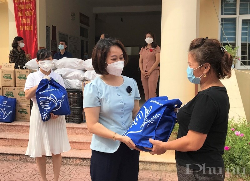 Đồng chí Phạm Thị Thanh Hương trao quà cho hội viên nữ có hoàn cảnh khó khăn tại xã Ngọc Hồi, huyện Thanh Trì.