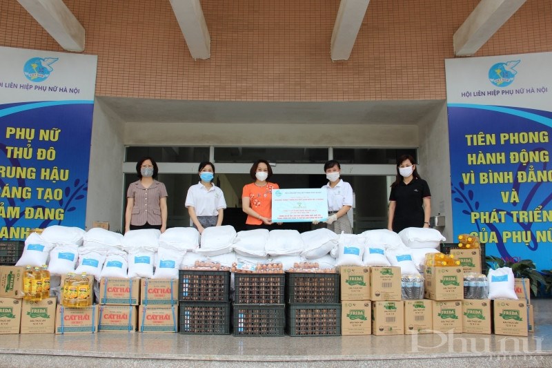 Công ty cổ phần Nông nghiệp sạch thông qua Hội LHPN Hà Nội để gửi tặng những phần quà ý nghĩa tới cán bộ, hội viên phụ nữ khó khăn trong mùa dịch.