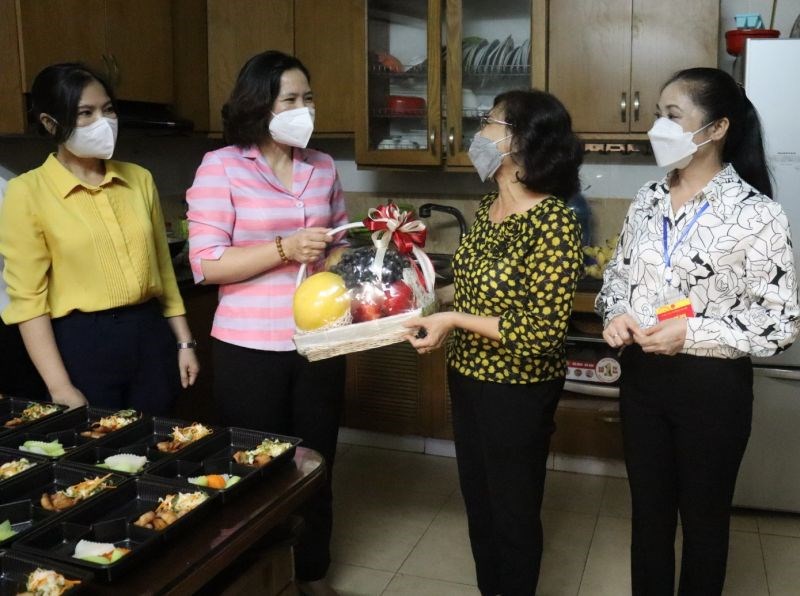 Lãnh đạo Hội LHPN Hà Nội, Ủy ban Mặt trận Tổ quốc huyện Sóc Sơn và Hội LHPN huyện thăm bếp ăn tình nguyện của gia đình bà Hoàng Thị Thu Hà
