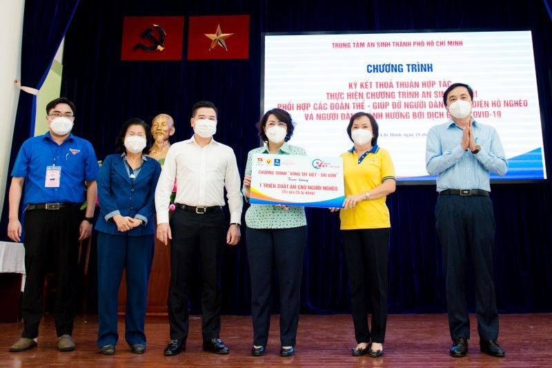 Ông Nguyễn Đình Trung - Chủ tịch Tập đoàn Hưng Thịnh (thứ ba từ trái qua) cùng đại diện ban tổ chức chương trình 
