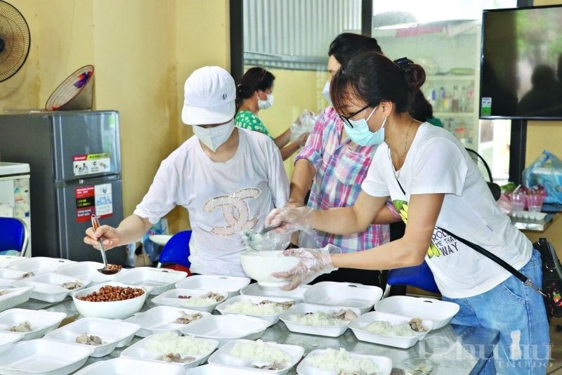 “Bếp ăn đoàn kết” của Hội LHPN xã Trung Mầu nấu những suất cơm đủ chất dinh dưỡng cho các cán bộ trực chốt. (Ảnh: Hội LHPN huyện cung cấp)