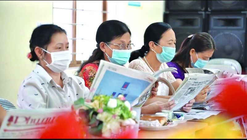 Một buổi sinh hoạt CLB “Đọc và làm theo báo Hội” của Chi hội Phụ nữ tổ 18 phường Ngọc Thụy, quận Long Biên