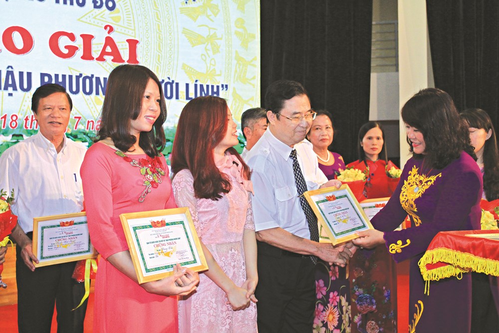 TBT Trần Thị Thu Hằng trao giải Chuyên đề cho thầy giáo Lê Sĩ Tứ tại lễ trao giải cuộc thi Viết về hậu phương người lính do báo PNTĐ tổ chức năm 2017.