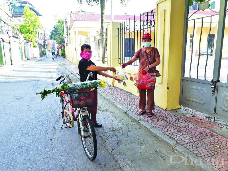 Mô hình phụ nữ ”Đi chợ giúp nhau” đã được chị em cán bộ, hội viên phụ nữ phường Việt Hưng đồng tình hưởng ứng. (Ảnh: HPN).