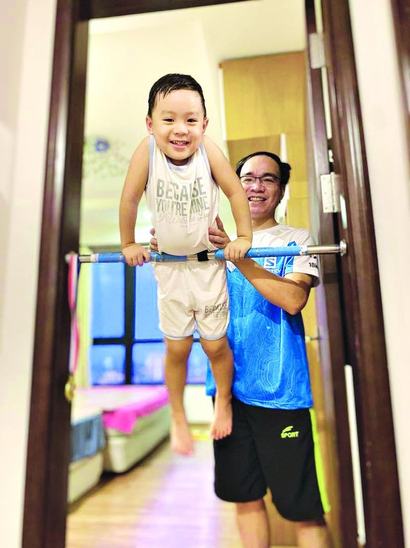 Mỗi giờ ở nhà của “ông bố chịu chơi” Nguyễn Mạnh Hùng và con trai luôn thú vị như thế này.