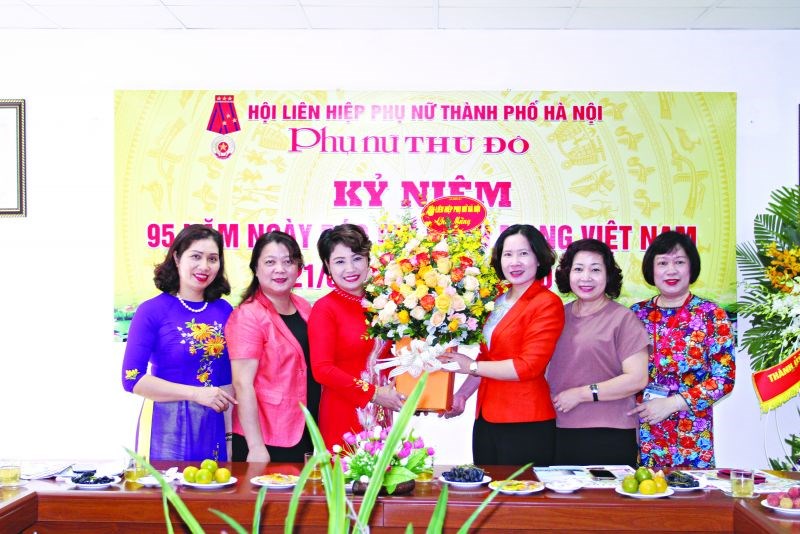 Lãnh đạo Hội LHPN Hà Nội tặng hoa chúc mừng báo PNTĐ nhân ngày nhà báo Việt Nam (21/6/2020)