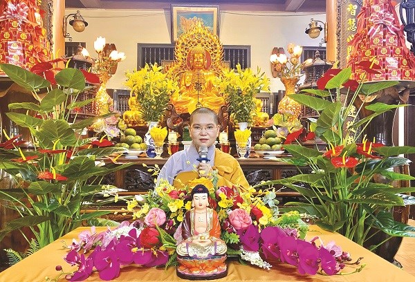 Ni sư Thích Đồng Hoà đang giảng đạo pháp tại chùa