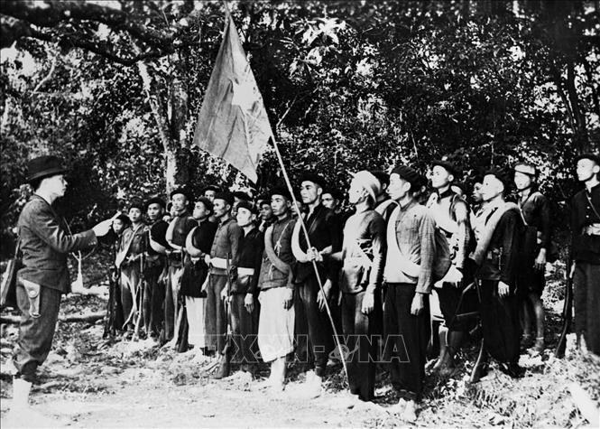 Ngày 22/12/1944, Đội Việt Nam Tuyên truyền Giải phóng quân được thành lập tại khu rừng Trần Hưng Đạo ở châu Nguyên Bình, tỉnh Cao Bằng, do đồng chí Võ Nguyên Giáp chỉ huy, trực tiếp tham gia chiến đấu bên cạnh các cơ sở, lực lượng dân quân ở các địa phương, đóng vai trò nòng cốt, quyết định sự thành công của Cách mạng Tháng Tám. Ảnh: Tư liệu TTXVN