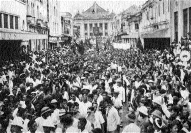 Không khí Tổng khởi nghĩa ở Hà Nội hưởng ứng lời kêu gọi của Chủ tịch Hồ Chí Minh, ngày 19/8/1945. Ảnh: Tư liệu/TTXVN phát