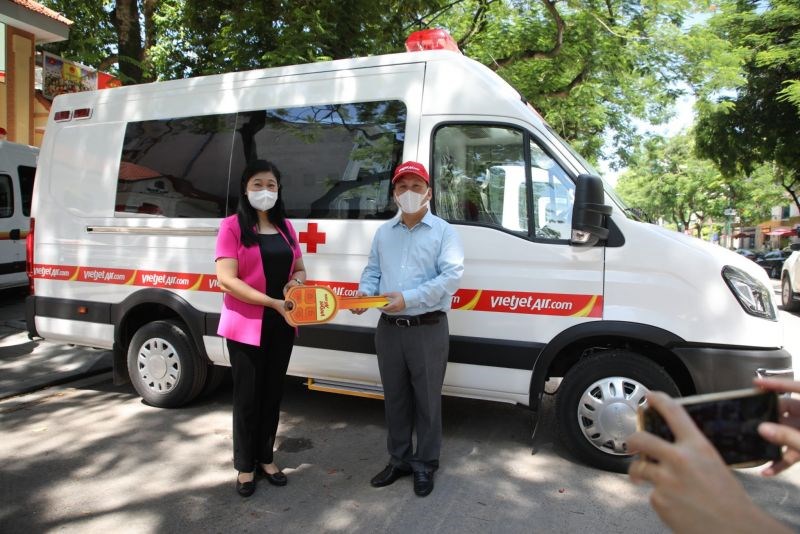 Chủ tịch Ủy ban MTTQ TP Nguyễn Lan Hương tiếp nhận xe cứu thương và máy thở từ các đơn vị