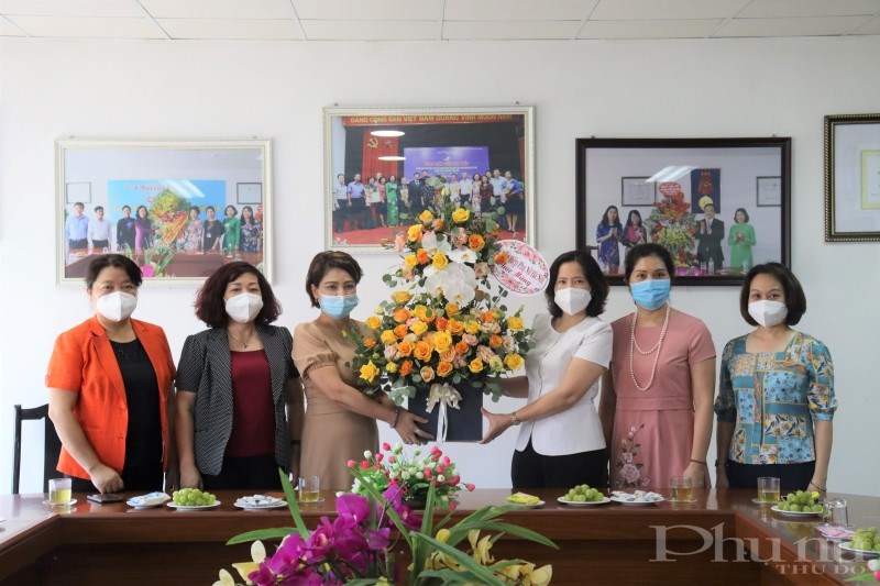 Chủ tịch Hội LHPN Hà Nội Lê Kim Anh (thứ 3 từ phải qua) cùng các đồng chí lãnh đạo Hội LHPN Hà Nội tặng hoa chúc mừng Báo Phụ nữ Thủ đô nhân dịp kỷ niệm 35 năm ngày ra số báo đầu tiên.