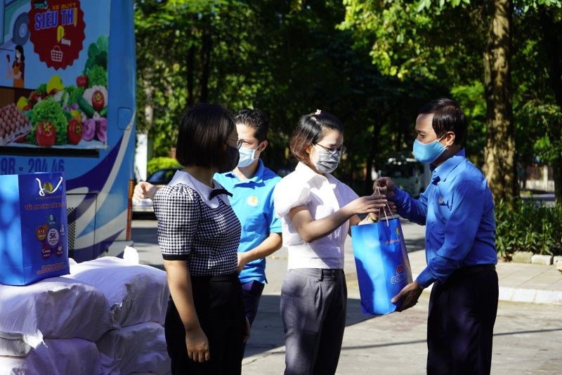 Lãnh đạo Liên đoàn Lao động TP Hà Nội tặng túi an sinh Công đoàn hỗ trợ người LĐ