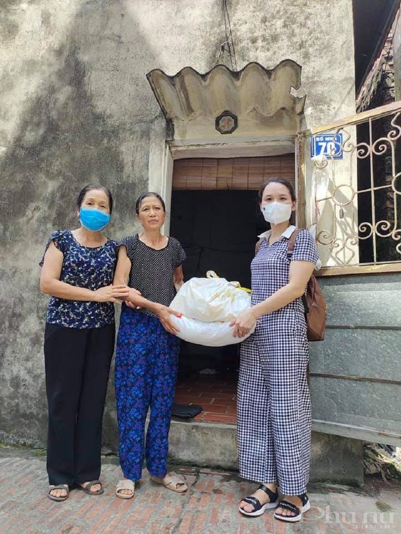 Hội PN tặng quà cho gia đình khó khăn tại huyện Phú Xuyên
