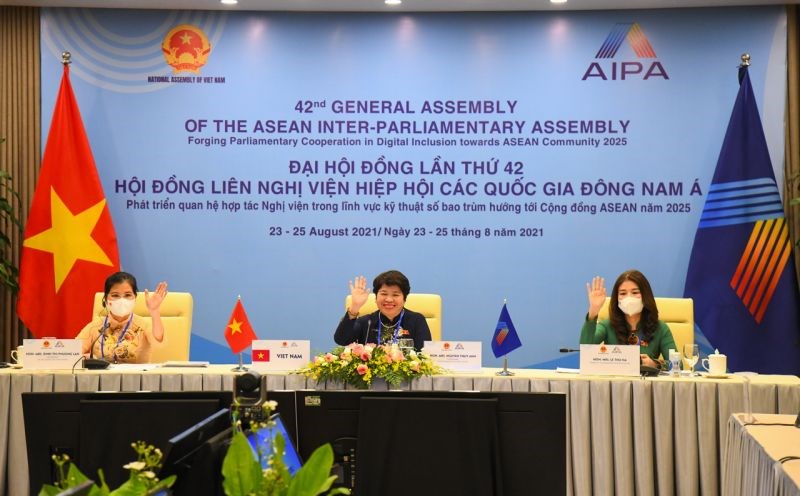 Đoàn Nữ đại biểu Quốc hội Việt Nam do Chủ nhiệm Ủy ban Xã hội Nguyễn Thúy Anh (ngồi giữa) làm Trưởng đoàn