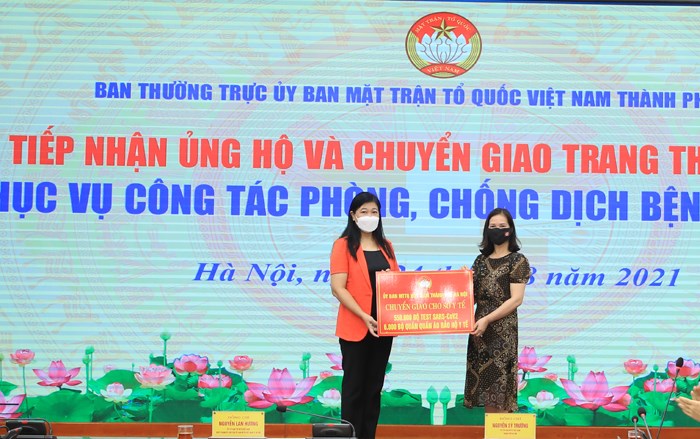 Chủ tịch Ủy ban MTTQ Việt Nam Thành phố Nguyễn Lan Hương chuyển giao trang thiết bị y tế cho Sở Y tế Hà Nội