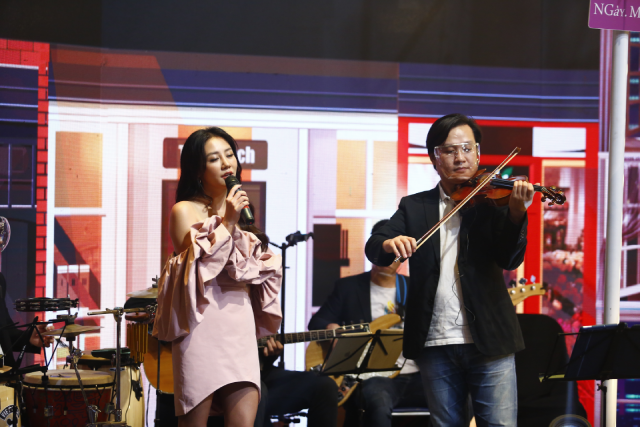 Ca sỹ Văn Mai Hương biểu diễn trong chương trình.