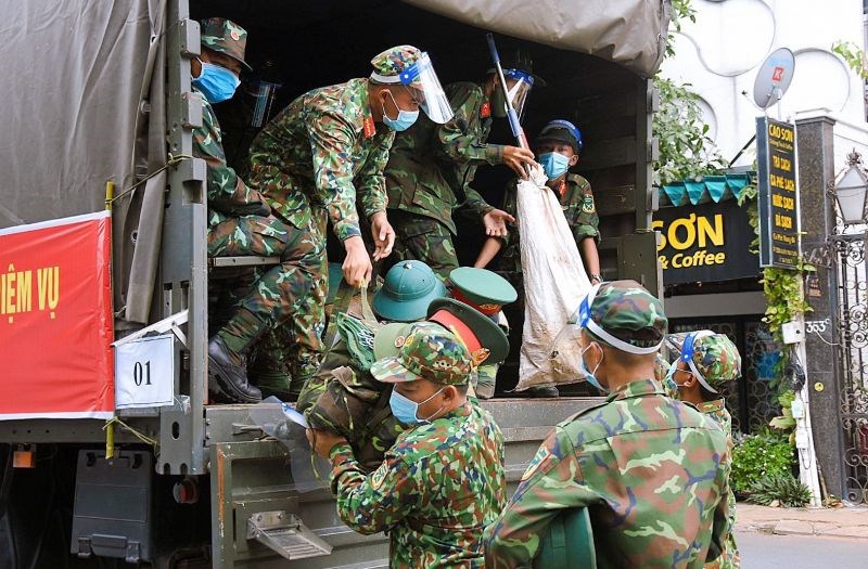 Phường 1, quận Tân Bình vừa tiếp nhận 15 cán bộ, chiến sĩ Sư đoàn 309 và 6 Quân y tham gia hỗ trợ chống dịch COVID-19.