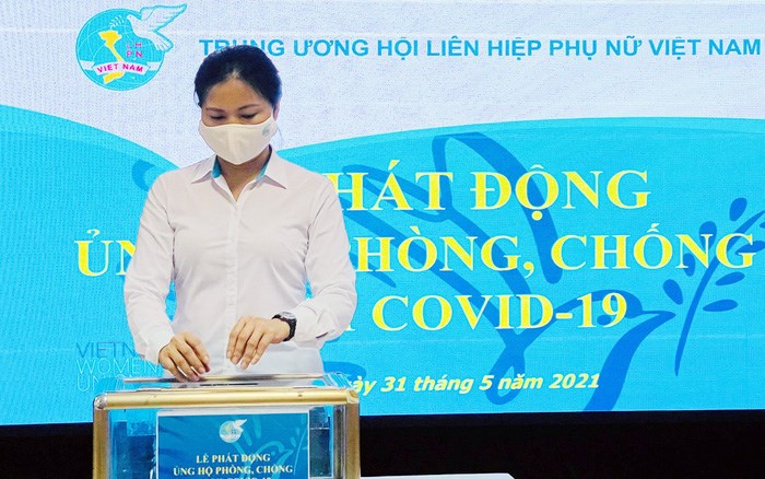 Ủy viên TƯ Đảng, Chủ tịch Hội LHPN Việt Nam Hà Thị Nga đóng góp ủng hộ phòng, chống dịch Covid-19