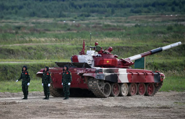 Kíp xe tăng T-72B3 quân đội Việt Nam trước giờ thi đấu tại Tank Biathlon 2021 tại thao trường Alabino, ngoại ô Moskva.