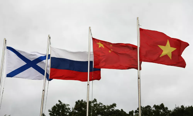 Lá cờ Andreevsky và các quốc kỳ Nga, Trung Quốc và Việt Nam (từ trái sang phải) trong lễ khai mạc Hội thao quân sự quốc tế Army Games 2021 tại Vladivostok.