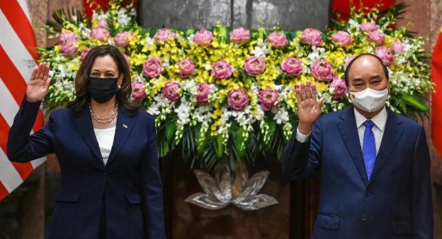 Phó tổng thống Mỹ Kamala Harris và Chủ tịch nước Nguyễn Xuân Phúc chụp ảnh lưu niệm tại Phủ Chủ tịch.