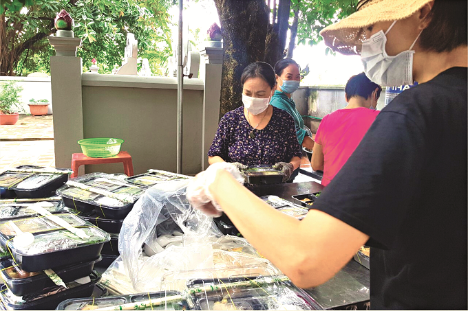 Hội LHPN xã Tân Triều nấu cơm phục vụ các chốt dịch