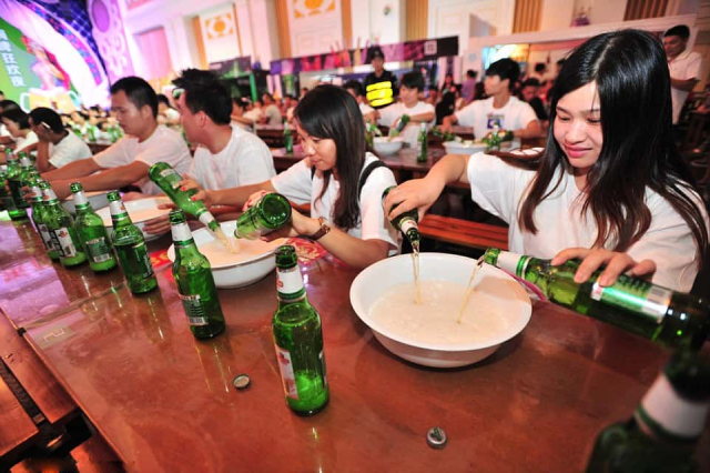 Văn hóa ép uống bi rượu đang bị chỉ trích tại Trung Quốc.
