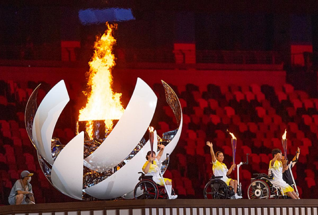 Các VĐV Nhật Bản thắp sáng ngọn đuốc Paralympic Tokyo 2020 trên đài lửa SVĐ Olympic.