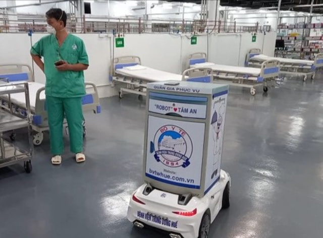 Robot của BV Trung ương Huế đưa vào Trung tâm Hồi sức tích cực người bệnh COVID-19 tại TPHCM. Ảnh: Báo SKĐS