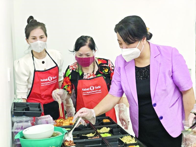 Hội viên phụ nữ cao tuổi, nòng cốt vẫn tham gia “trực chiến” các bếp ăn ấm tình tại quận Ba Đình, được lãnh đạo Hội LHPN Hà Nội đến thăm hỏi và động viên.